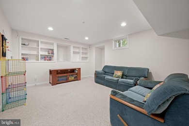 Tucked into a quiet cul-de-sac in the sought-after Northridge - photo 32