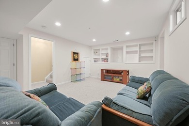 Tucked into a quiet cul-de-sac in the sought-after Northridge - photo 34