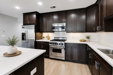 Spacious 3 bed 2 bath extra wide condo with elevator access and - photo 8