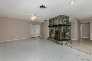 NICE 3/2/2 CONCRETE BLOCK HOME ON .47 ACRE MOL DOUBLE LOT - photo 3