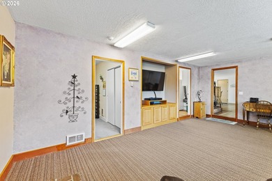 Welcome home to this well-maintained 4-bedroom, 2-bath - photo 11