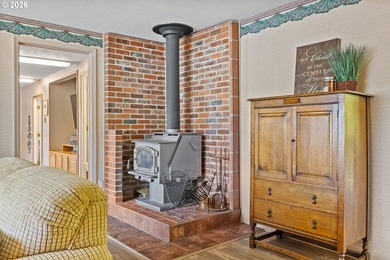 Welcome home to this well-maintained 4-bedroom, 2-bath - photo 20