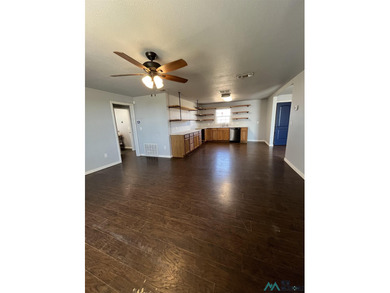 3 bedrooms, 2 bathroom split floorplan, open kitchen/living room