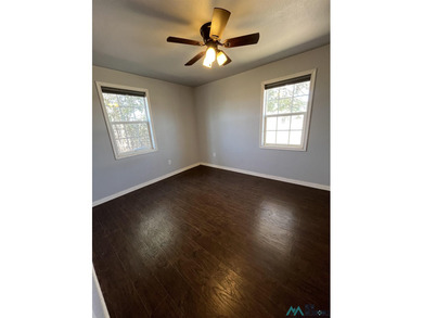 3 bedrooms, 2 bathroom split floorplan, open kitchen/living room