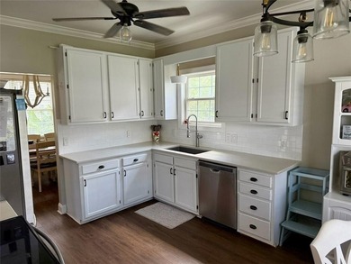 In ground pool, new HVACS, spacious bonus room that could be - photo 6