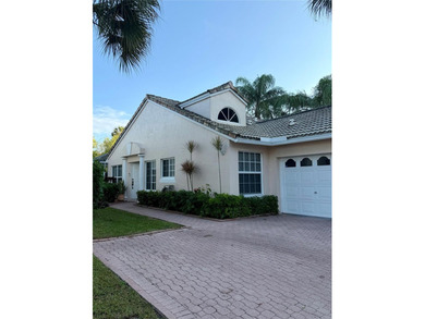 All ages Updated 2BR/2BA corner condo with the feel of a - photo 1