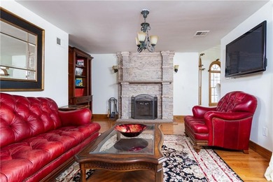 An Unrivaled Newport Enclave! Discover a rare sanctuary of - photo 29