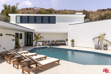 This completely reimagined, exceptional oceanfront estate offers - photo 13