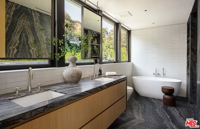 This completely reimagined, exceptional oceanfront estate offers - photo 18