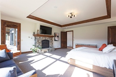 Privacy, space, and connection to nature define this exceptional - photo 33