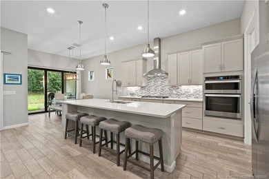 Exceptional quality and designer finishes define this stunning - photo 8
