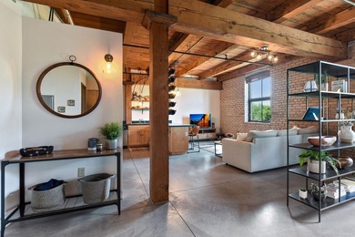 Welcome to your new home at the historic 1913 Calumet Building! - photo 1