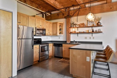 Welcome to your new home at the historic 1913 Calumet Building! - photo 3