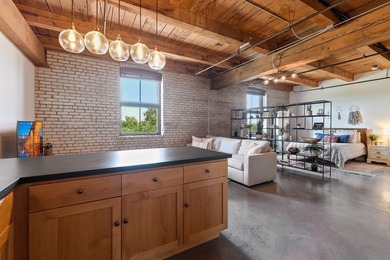 Welcome to your new home at the historic 1913 Calumet Building! - photo 5