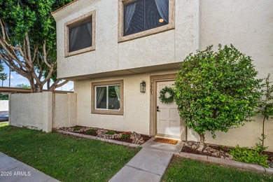 Sophisticated and beautifully updated, this 3-bedroom residence - photo 2