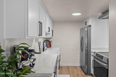Sophisticated and beautifully updated, this 3-bedroom residence - photo 6
