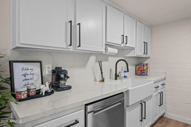 Sophisticated and beautifully updated, this 3-bedroom residence - photo 7