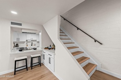Sophisticated and beautifully updated, this 3-bedroom residence - photo 10