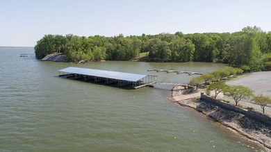 Experience lake living in this beautifully designed 4 bedroom, 3 - photo 36