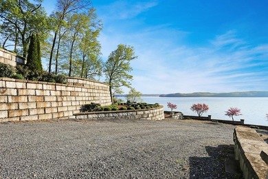 Experience lake living in this beautifully designed 4 bedroom, 3 - photo 38