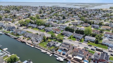Nestled in the heart of desirable Massapequa and just minutes - photo 45