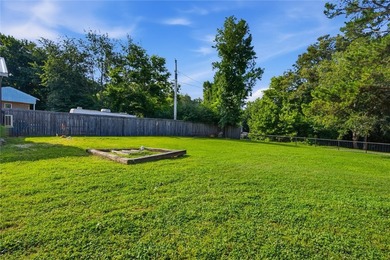 Escape to your own peaceful retreat by the lake! This charming - photo 5