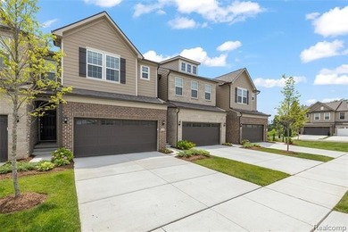 READY FOR IMMEDIATE OCCUPANCY, NORTH FACING, WELL MAINTAINED - photo 2