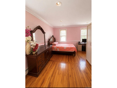 Beautiful Mint Condition Single Family House Located within half - photo 11