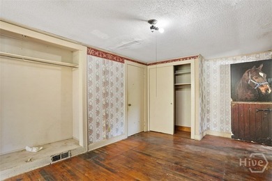 Renovation opportunity in a prime Savannah location. At 3,600 - photo 13