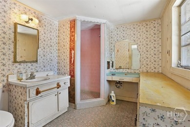 Renovation opportunity in a prime Savannah location. At 3,600 - photo 14