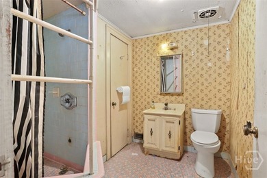 Renovation opportunity in a prime Savannah location. At 3,600 - photo 15