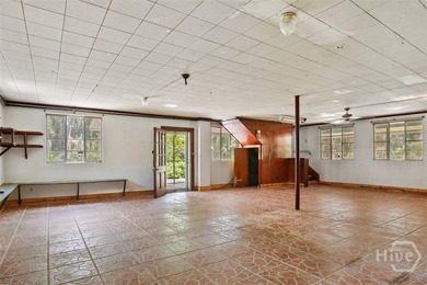 Renovation opportunity in a prime Savannah location. At 3,600 - photo 18