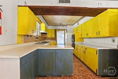 Renovation opportunity in a prime Savannah location. At 3,600 - photo 22
