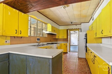 Renovation opportunity in a prime Savannah location. At 3,600 - photo 23