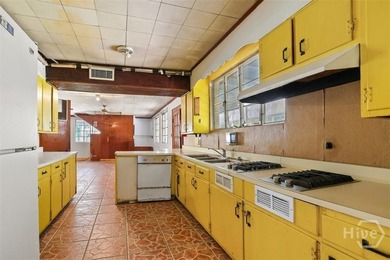Renovation opportunity in a prime Savannah location. At 3,600 - photo 24