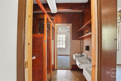 Renovation opportunity in a prime Savannah location. At 3,600 - photo 28
