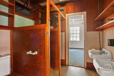 Renovation opportunity in a prime Savannah location. At 3,600 - photo 29