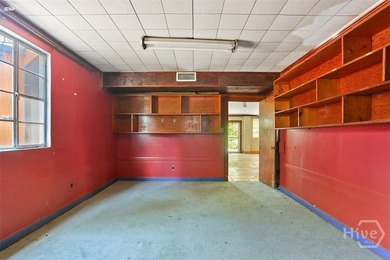 Renovation opportunity in a prime Savannah location. At 3,600 - photo 30