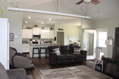 Outstanding Home in Desirable Cottonwood Road Area - Near New - photo 10