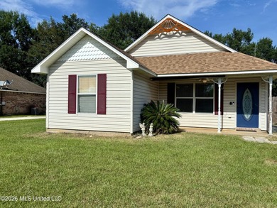 This charming 3 Bedroom/2 Bathroom Cottage-style home is nestled - photo 2