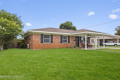 Welcome home to this beautifully maintained one-owner home in - photo 2