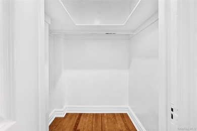 SPONSOR UNIT - NO BOARD APPROVAL - Renovated one-bedroom, one - photo 21