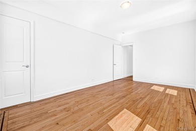 SPONSOR UNIT - NO BOARD APPROVAL - Renovated one-bedroom, one - photo 44