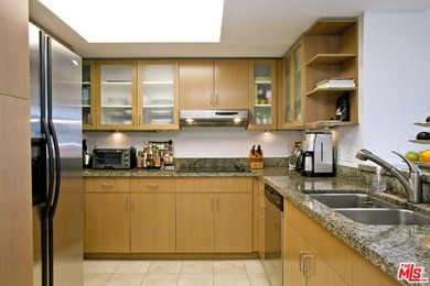 This highly sought-after 2-bedroom, 2.5-bathroom residence - photo 10