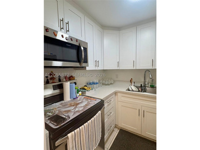 **Beautifully Renovated 1-Bedroom, 1-Bathroom Apartment - - photo 3