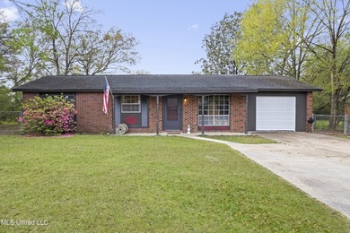 Come check out this quaint, beautifully maintained 3-bedroom - photo 1