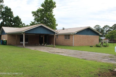 Welcome home to this charming 3 bedroom, 2 bathroom property - photo 1