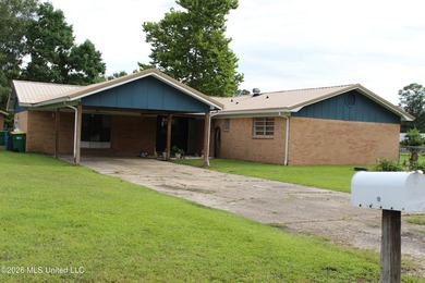 Welcome home to this charming 3 bedroom, 2 bathroom property - photo 3