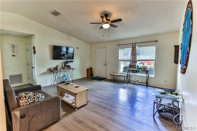 Great price for a great 3-bedroom 2-bath home in Homosassa. The - photo 6