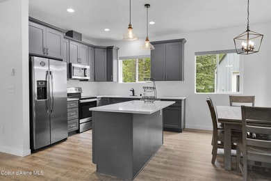 Your Priest Lake getaway awaits! Built just six years ago, this - photo 12